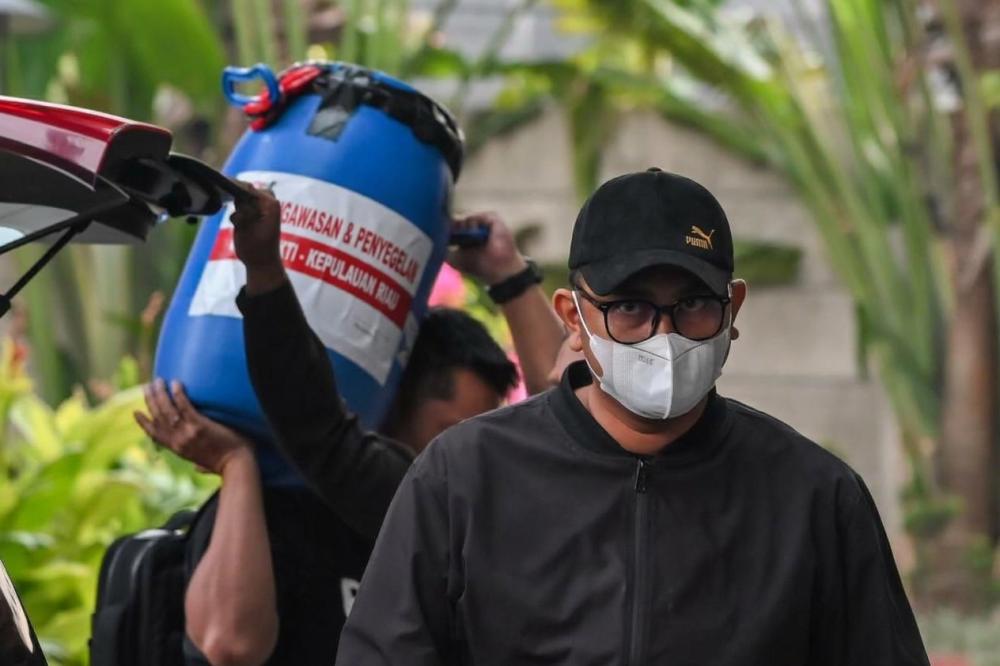 Tong Biru Berisi Rp1,9 Miliar Disita KPK, Diduga Wadah Tampung Duit Bupati 