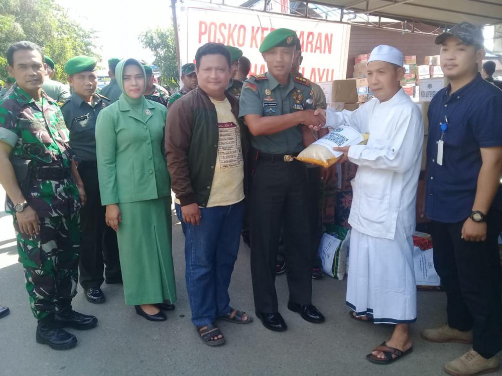 Bersama Persit, Dandim 0906/Tgr Serahkan Bantuan ke Korban Kebakaran