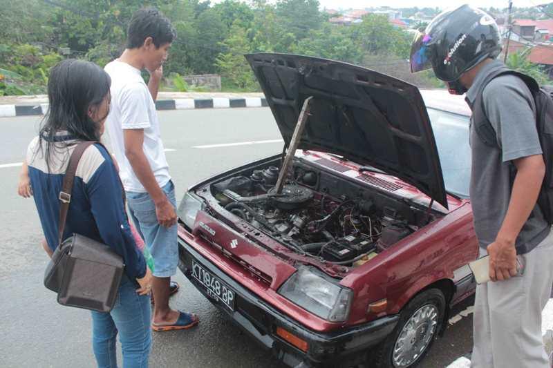 ALAMI KONSLET, SEBUAH SEDAN NYARIS TERBAKAR DI TANJAKAN POLRES 