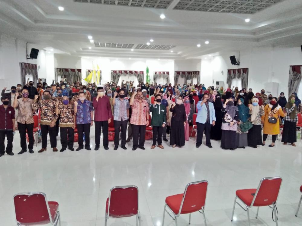 393 Guru Swasta di Bontang Dapat Bantuan Sembako