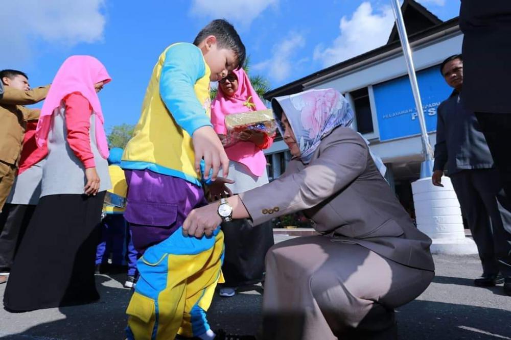 Pemkot Bontang Bagikan Seragam dan Botol Minuman Gratis ke Ribuan Anak PAUD