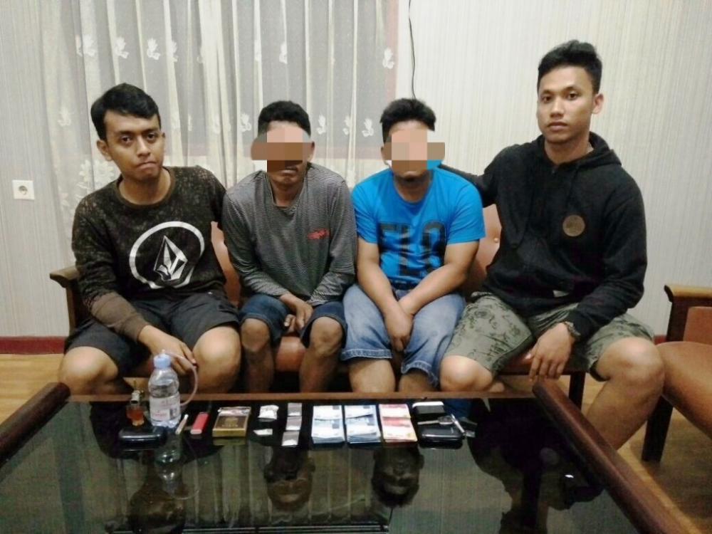 Dua Montir Digerebek Saat Asyik Nyabu, Uang Jutaan Rupiah dan 1 Unit Avanza Disita Petugas   