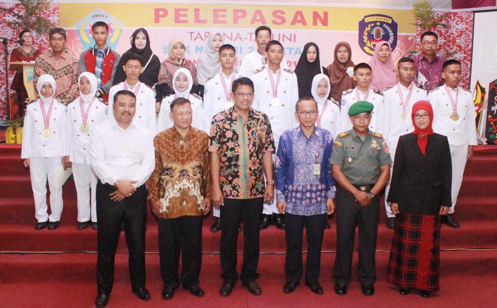 PARA WISUDAWAN SMKN 2 BONTANG, DITUNTUT UNTUK KREATIF DAN KOMPETITIF DALAM DUNIA USAHA