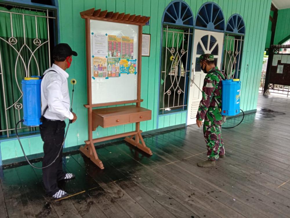Guntung Dampingi Penyemprotan Disinfektan Garapan Tim Gugus Covid-19 Bontang