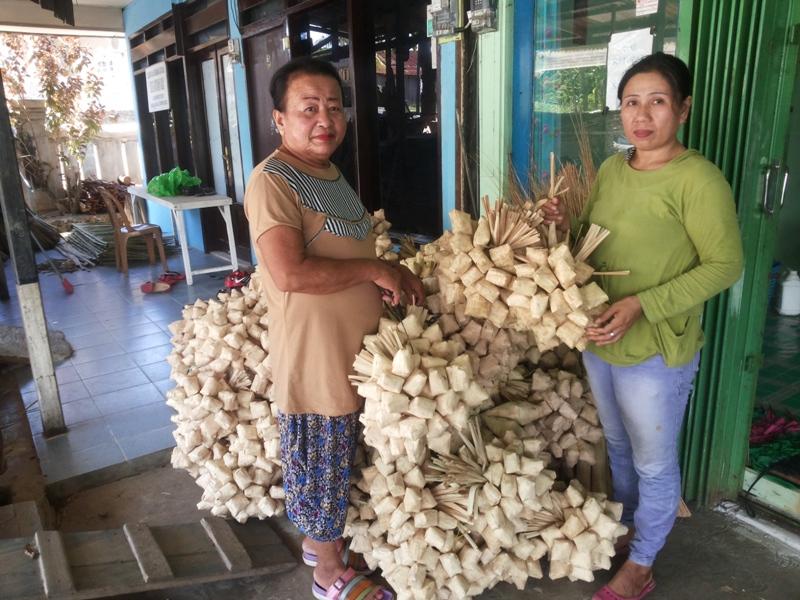 JELANG LEBARAN, PENJUAL KULIT KETUPAT DISERBU PEMBELI 
