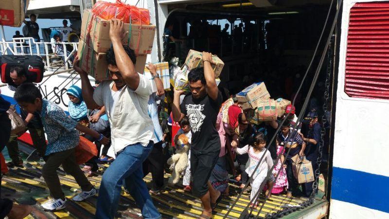 AKSI NGOTOT-NGOTOTAN WARNAI PUNCAK ARUS BALIK LEBARAN DI PELABUHAN LOKTUAN