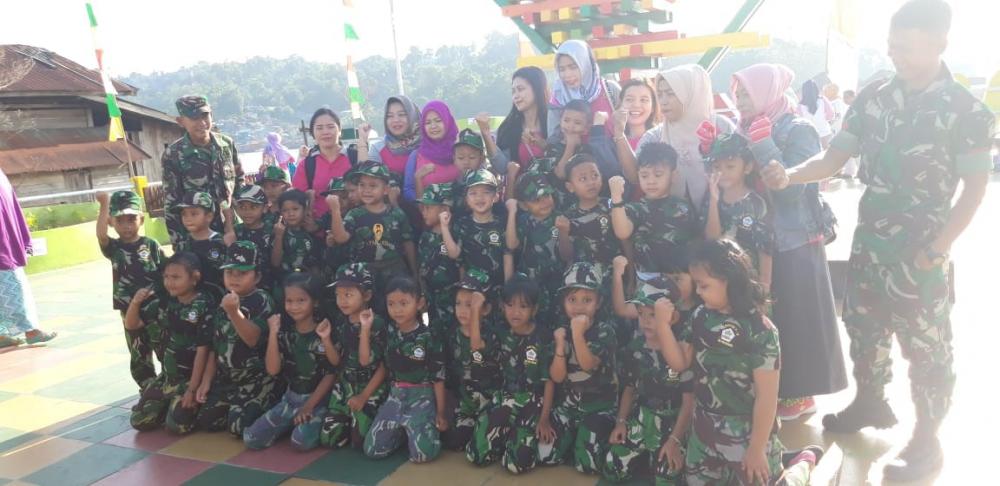Yonif 611/Awl Tanamkan Cinta Tanah Air ke Anak Usia Dini