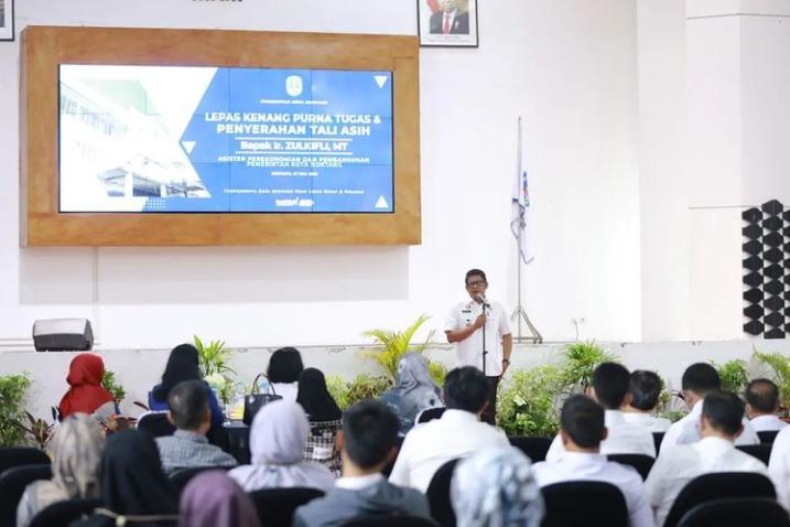 Lepas Purna Tugas Asisten Perekonomian dan Pembangunan, Wali Kota Bontang Serahkan Tali Asih