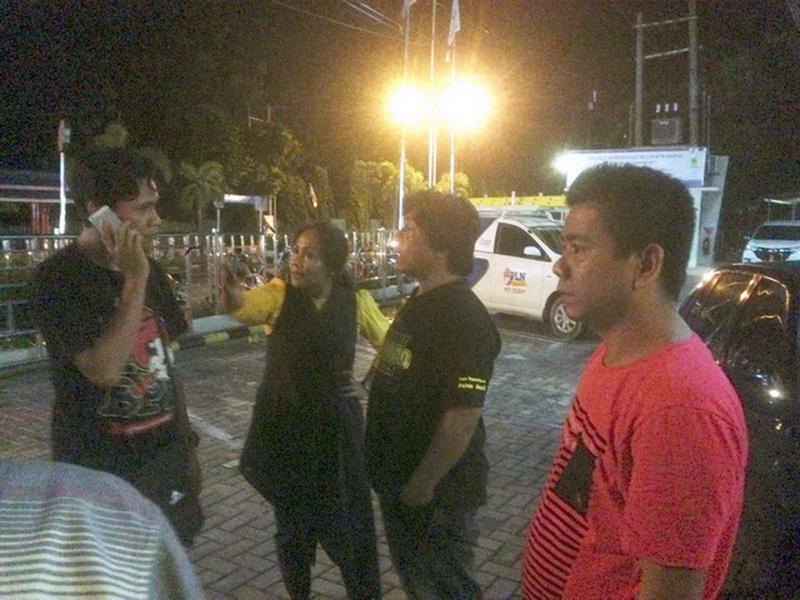 Listrik Dicabut, Perempuan Ini Mencak-Mencak di Kantor PLN 