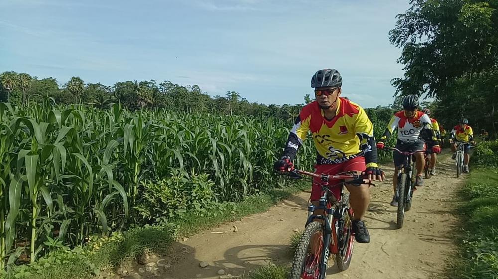 Bersepeda Blusukan Kampung, Brimob Bone Sampaikan Pesan Kamtibmas 