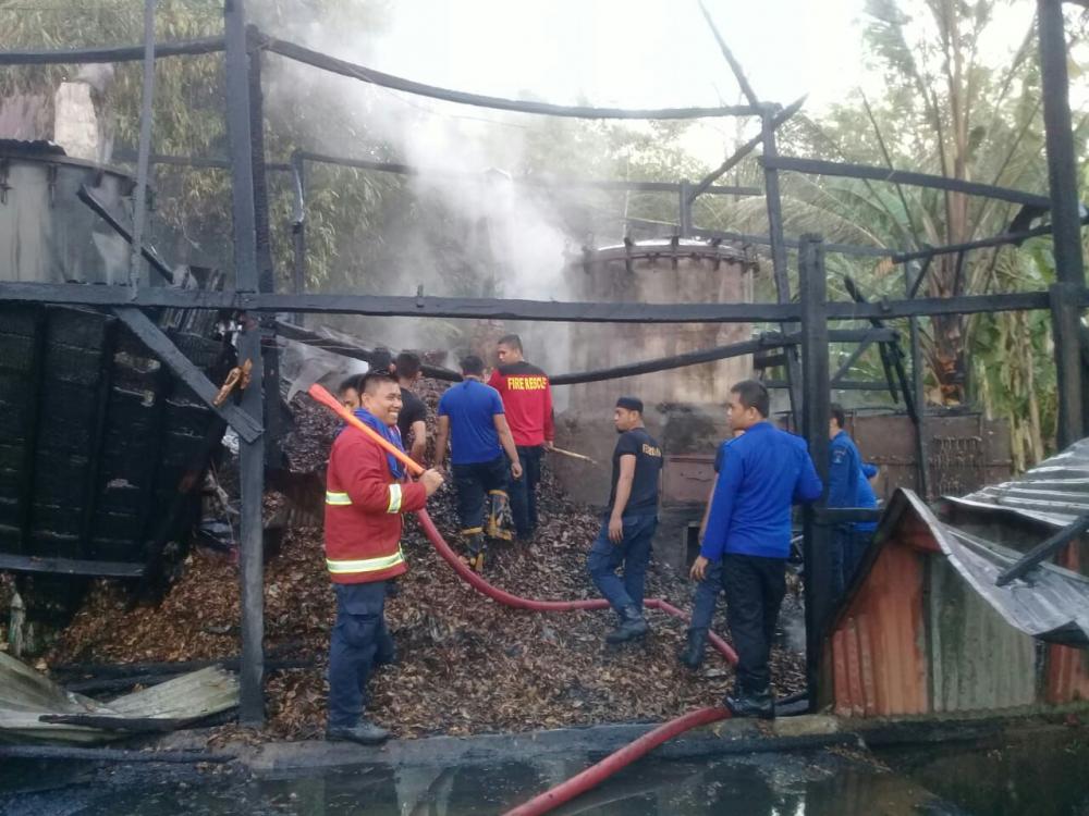 Pabrik Penyulingan Daun Cengkih di Bone Terbakar, Kerugian Capai Miliaran Rupiah