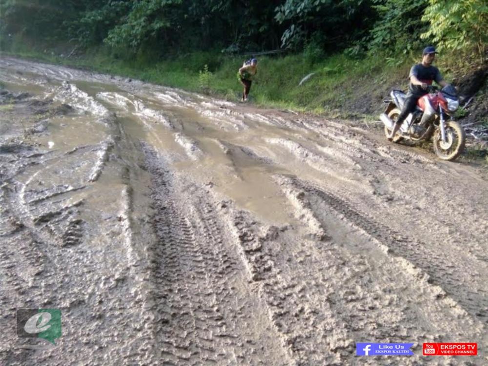 Antisipasi Jalan Becek, Dinas PU Mahulu Fokus Lakukan Pengerasan Jalan
