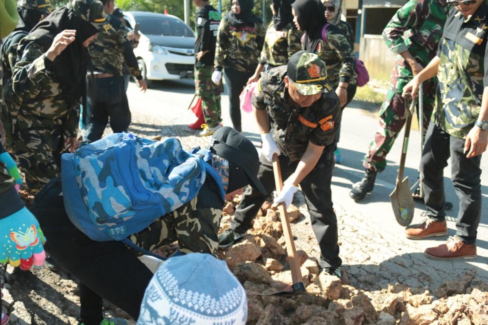 Gotong Royong Timbun Jalan Berlubang Poros Sangatta-Bontang