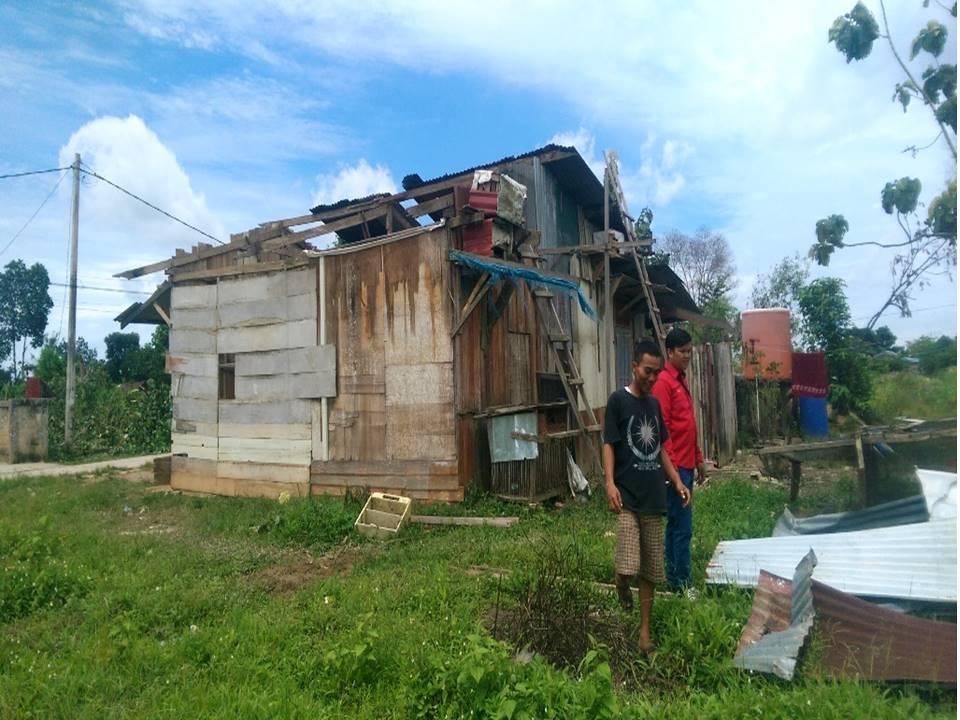 Atap Rumah Hancur, Thoifuri Inapkan Istri dan Anak di Rumah Tetangga