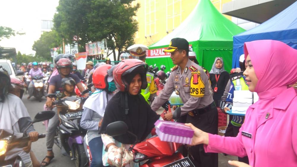 Berbagi Kebaikan, Polres Bontang Bagi 500 Takjil ke Pengguna Jalan 