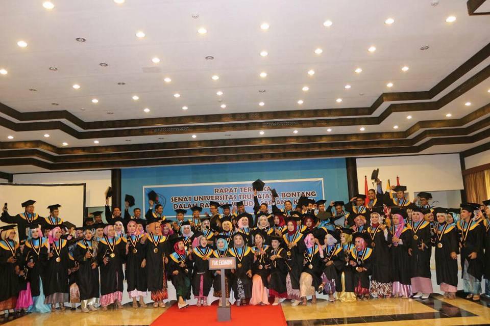 Unijaya Bontang Wisuda 124 Mahasiswa 