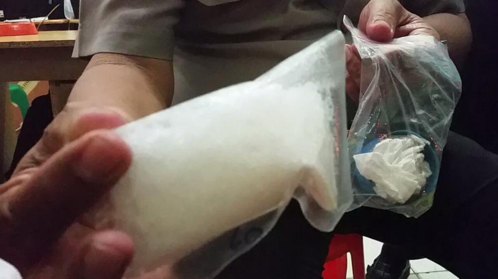 Cerdik..Bunda Sembunyikan Sabu di Dalam Sapu