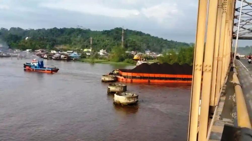 Duar! Jembatan Mahulu Kembali Ditabrak Tongkang Batubara