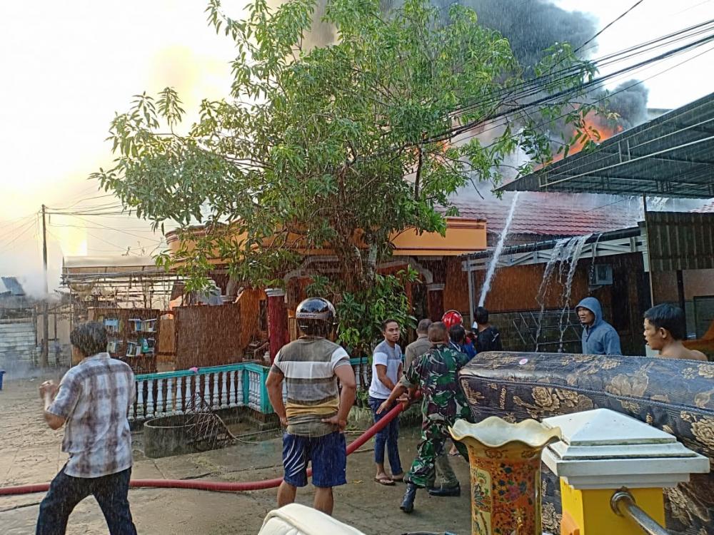 Kebakaran Asrama Putri, Babinsa Koramil 0904-01/TNG Sigap Padamkan Api