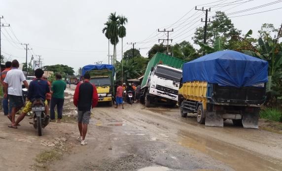Akibat Jalan Rusak, Jalur Samarinda-Bontang Macet Total