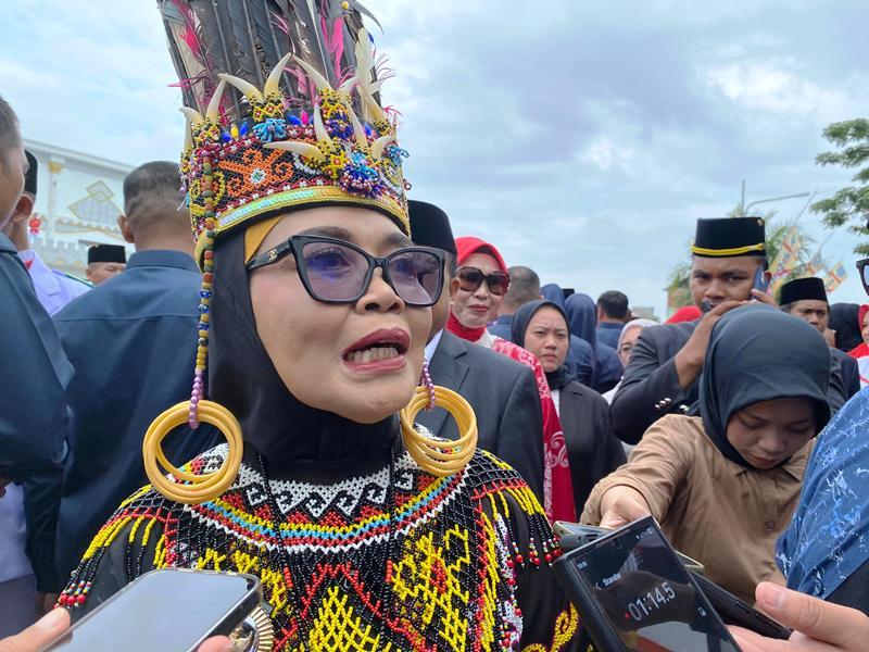 Kala Wali Kota Bontang Pakai Baju Adat Dayak saat Pimpin HUT RI ke-80 