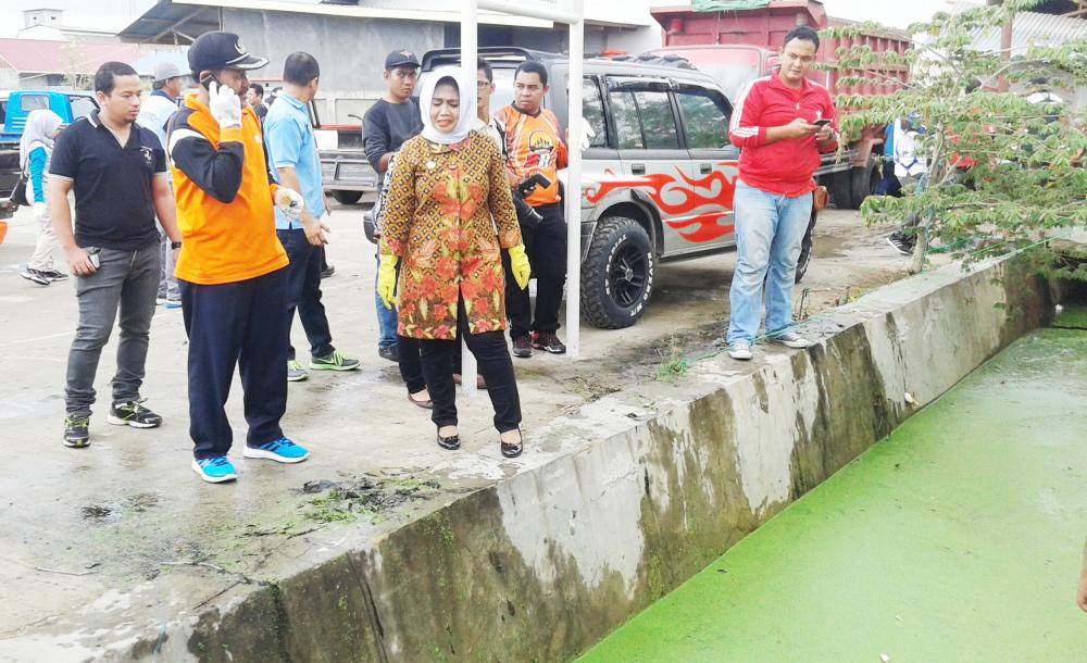 NENI MOERNIAENI PRIHATIN, KURANGNYA TANGGUNG JAWAB MASYARAKAT DALAM MENJAGA KEBERSIHAN