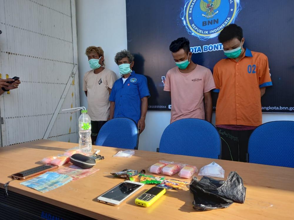 Diberi Upah Rp 500 Ribu, Dua Kurir Sabu Ini Terancam 5 Tahun Penjara
