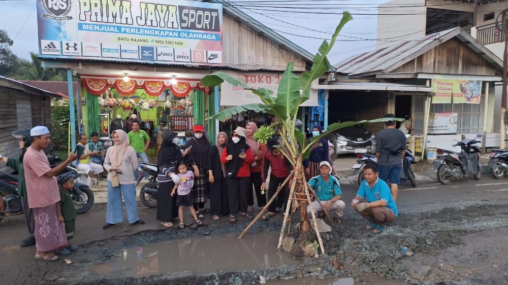 Dear Prabowo, Jangan Abaikan Tragedi Muara Kate dan Jalan Rusak Batu Kajang