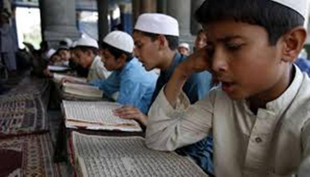 SELAMA RAMADHAN, SANTRI PONPES SYAICHONA CHOLIL PERDALAM ILMU AGAMA