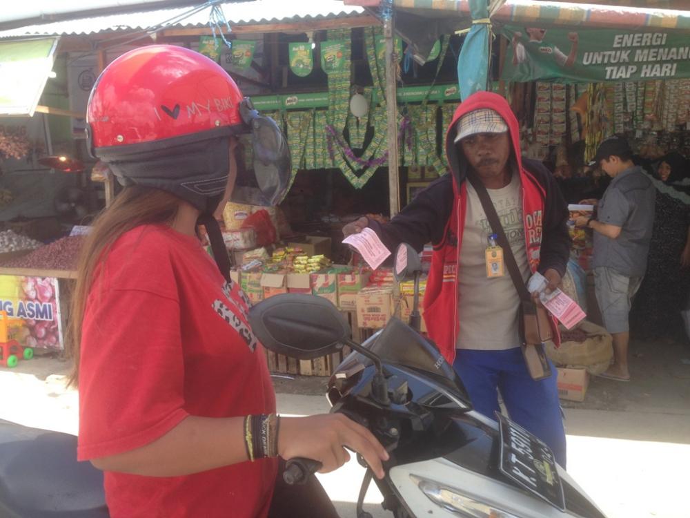 Pengelola Tidak Bertanggung Jawab, Masyarakat Pertanyakan Keamanan Parkir di Pasar 