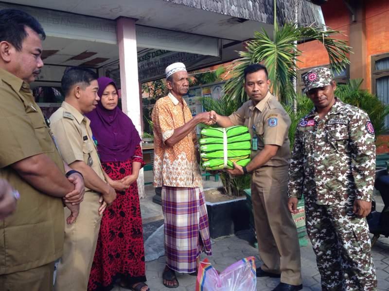 DISOSNAKER BONTANG, BERI BANTUAN KEPADA KORBAN KEBAKARAN DI SELAMBAI