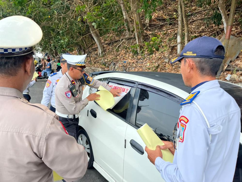 Parkir Liar di Pelabuhan Semayang, Petugas Gabungan Tindak 20 Kendaraan Lewat ETLE Handheld