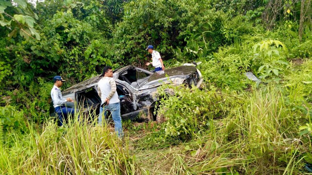 Astaga, Land Cruiser yang Ditumpangi Asisten 1 Pemkab Kutim Nyungsep ke Semak Belukar