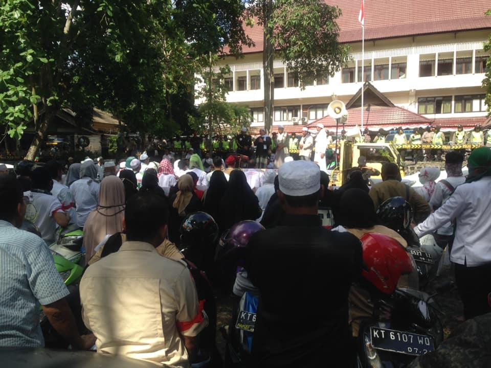 Relawan Prabowo-Sandi Aksi Damai di Bawaslu Kaltim