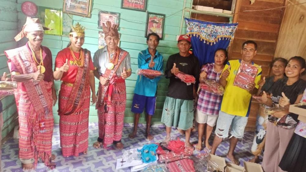 Lestarikan Budaya, Joni Serahkan Bantuan 10 Pasang Baju Adat Bei Mau Malaka