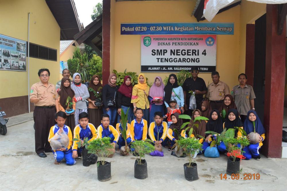 Kurangi Pemanasan Global, SMPN 4 Tenggarong  Galakkan Tanam Pohon 