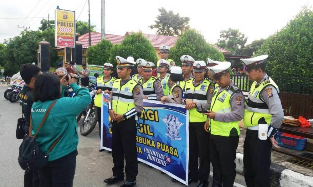 Surat-Surat Berkendara Lengkap, Polantas Bontang Bagi-Bagi Takjil