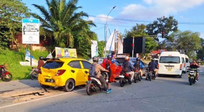 Tabrakan di Perempatan Loktuan, 3 Mobil Ringsek Diseruduk Avanza