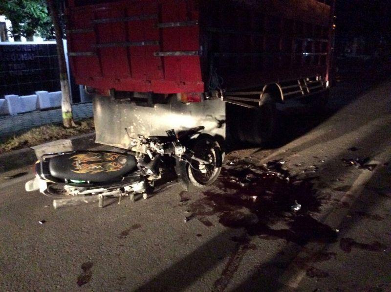 DIDUGA MABUK, 2 REMAJA TEWAS USAI MENABRAK TRUCK PARKIR