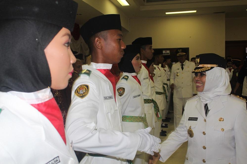 Bunda Neni Kukuhkan 41 Calon Paskibraka