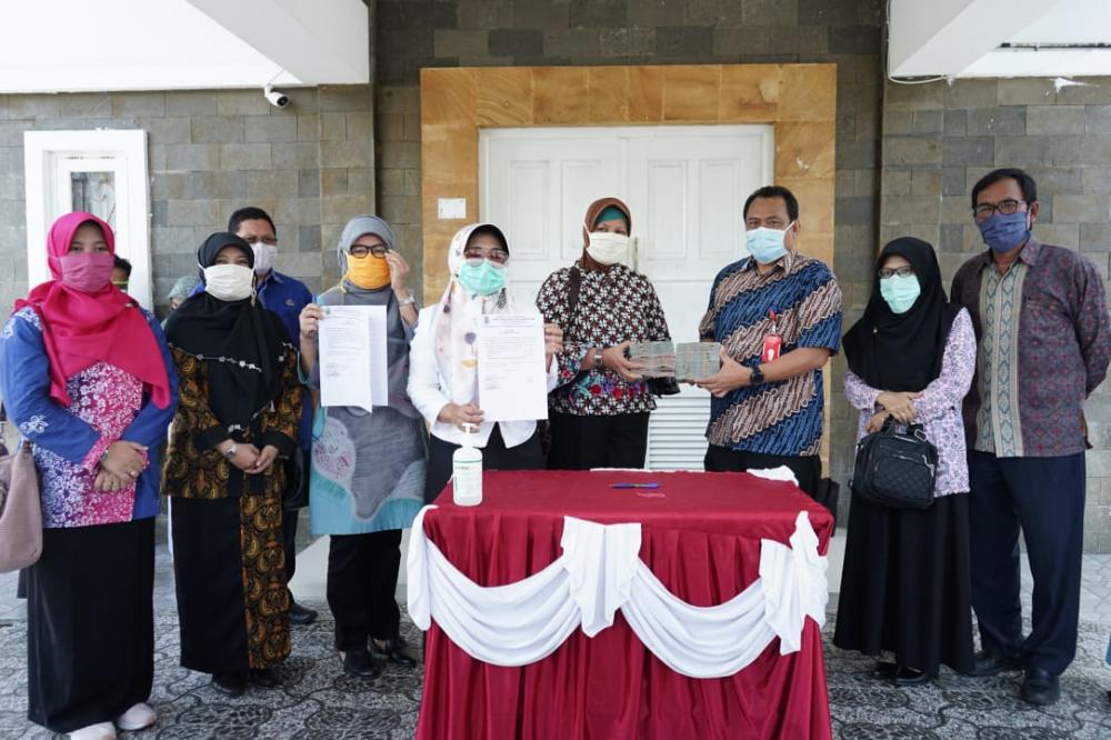 Lawan Corona, Disdikbud Bontang Serahkan Donasi Senilai Ratusan Juta ke Walikota