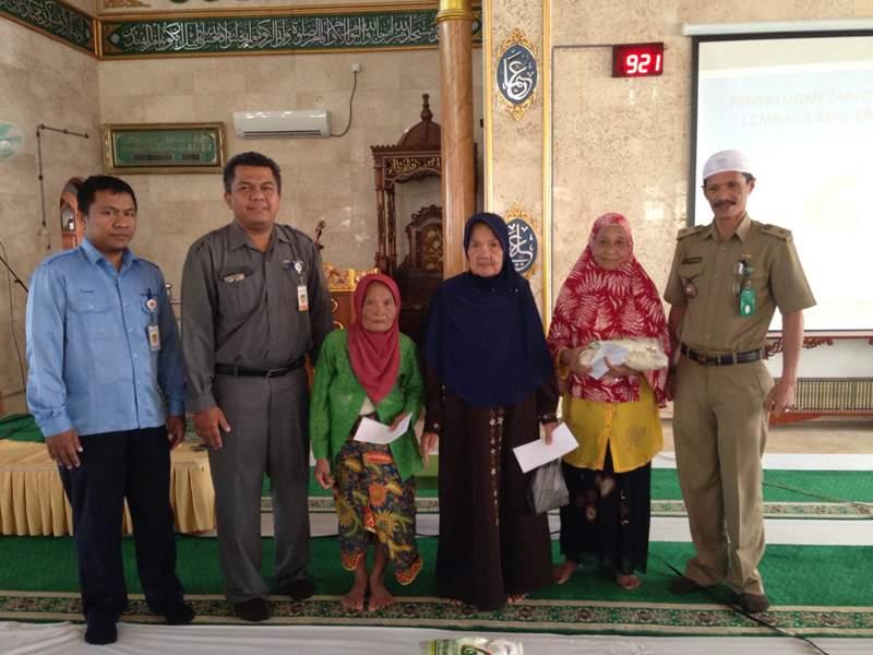 MUSTAHIK DAPAT ZAKAT, LURAH BEREBAS PANTAI : SEMOGA DAPAT BALASAN REZEKI