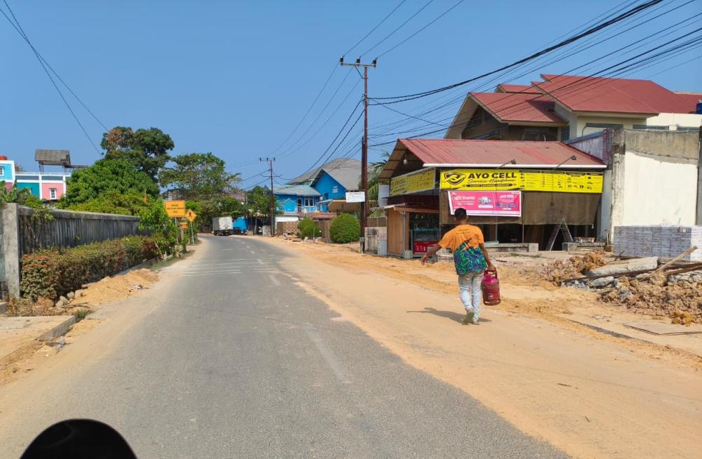 Debu Proyek Drainase Pattimura Ganggu Pedagang, Warga Sampai Siram Sendiri