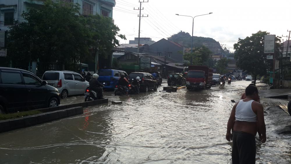 Samarinda Diguyur Hujan, Warga: Tiap Hujan, Jalan Ini Selalu Banjir dan Macet