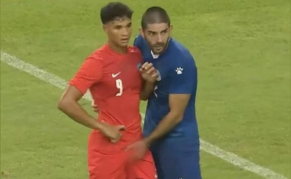 Viral, Bek Filipina Remas Kemaluan Striker Singapura