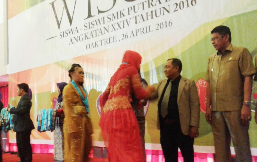 RATUSAN SISWA-SISWI SMK PUTRA BANGSA IKUT ACARA WISUDA ANGKATAN XXIV