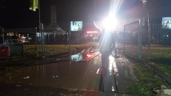 Meski Becek, Warga Bontang Antusias Rayakan Malam Tahun Baru di Lapangan Lang-Lang 