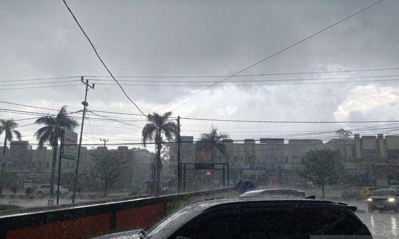 Kaltim Diguyur Hujan, Kalsel Waspada Petir Hari Ini