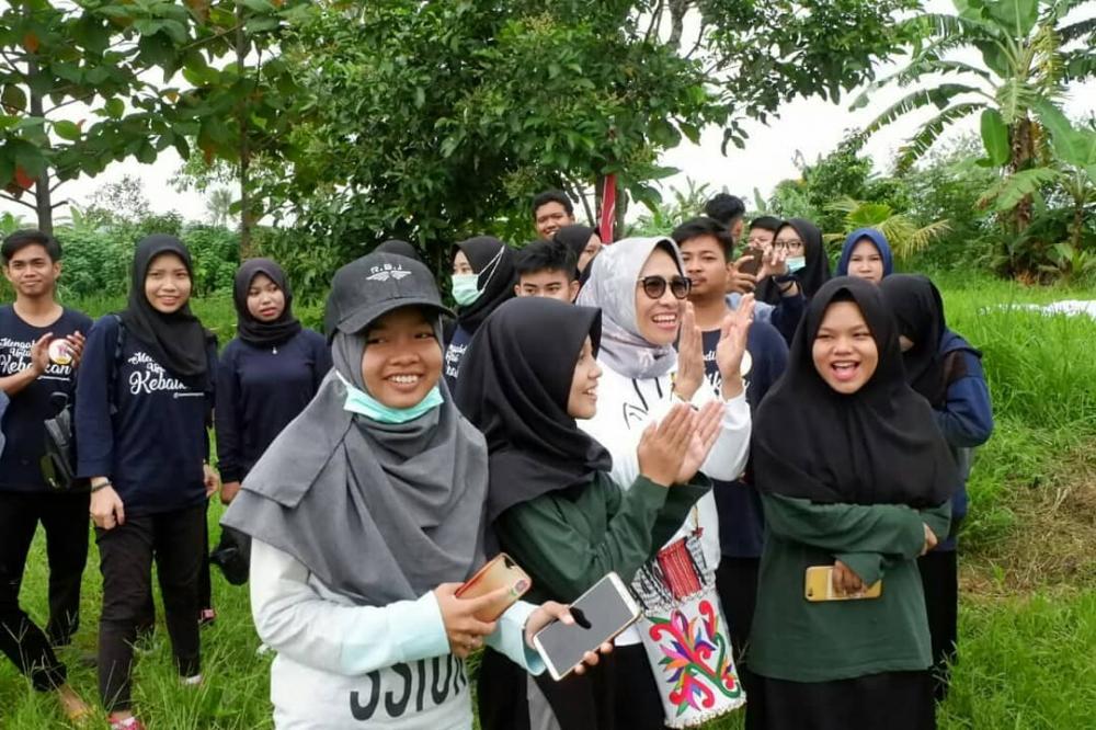 Peringati Hari Kartini, Anggota DPR RI Hetifah Tanam Pohon di Bantaran SKM Samarinda