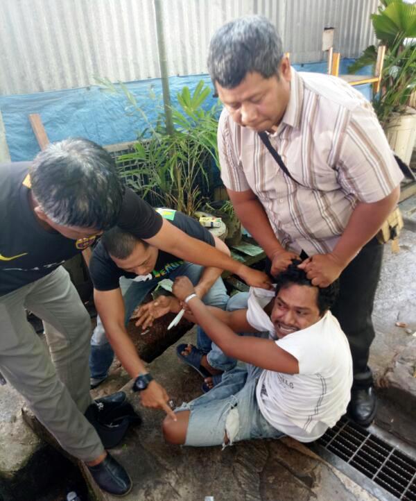 Lihat Petugas Datang, Pria Ini Gelagapan, Tiga Poket Sabu Dibuang
